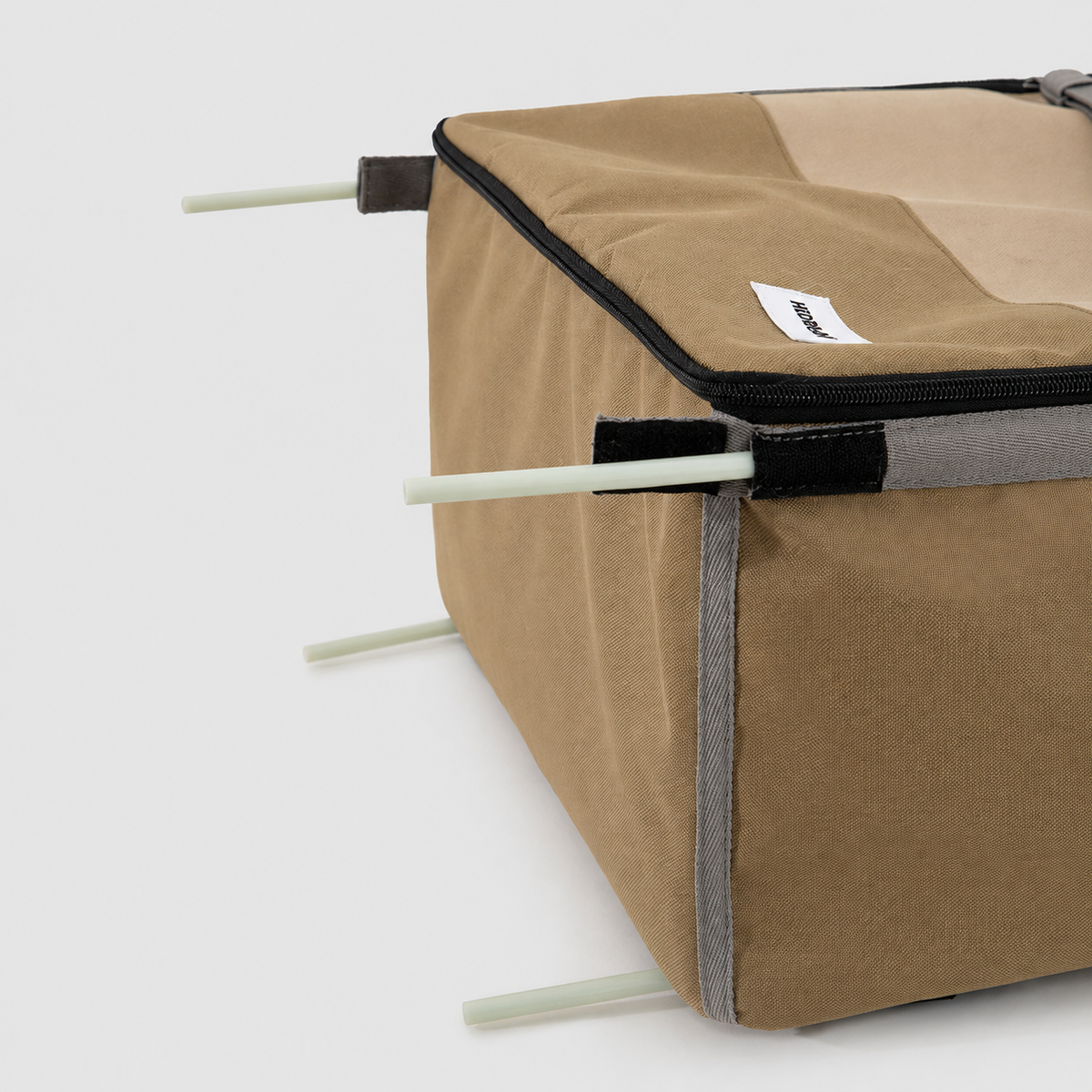 Removable support rods inside the pet carrier